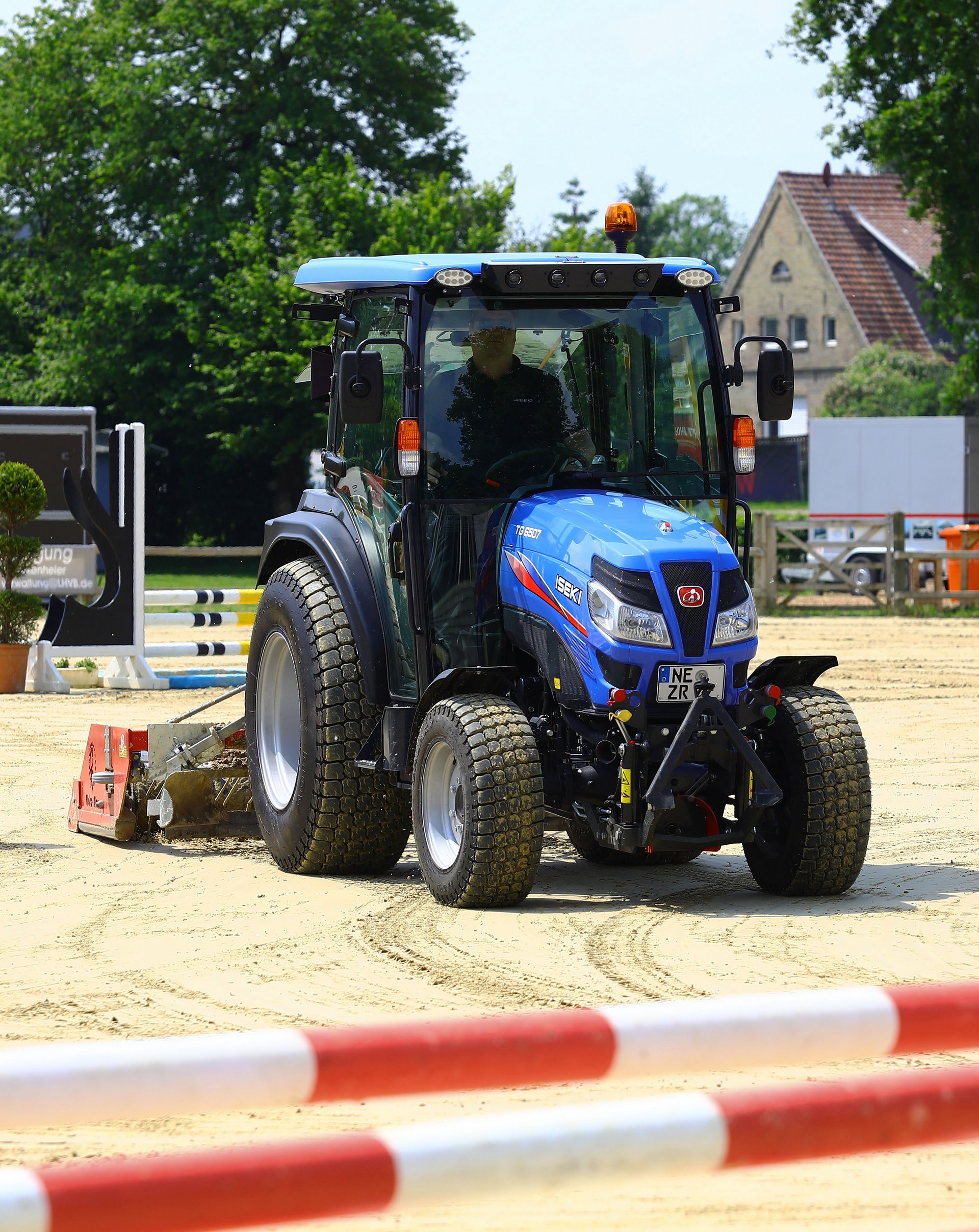 Einsatz der Gewichtsverteilung des ISEKI TG 6 Traktors.