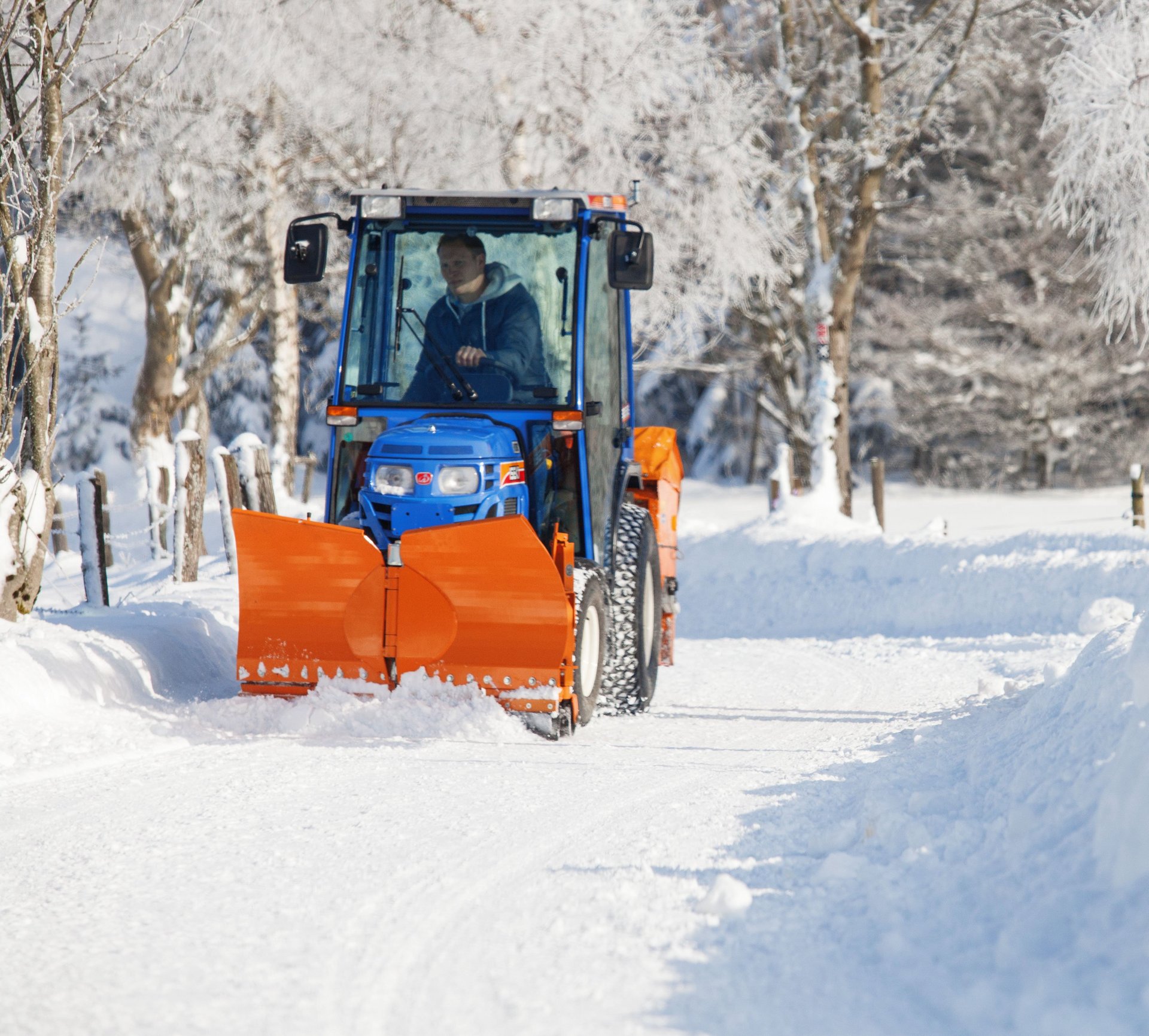ISEKI Traktor mit Schneeschild in der Natur.